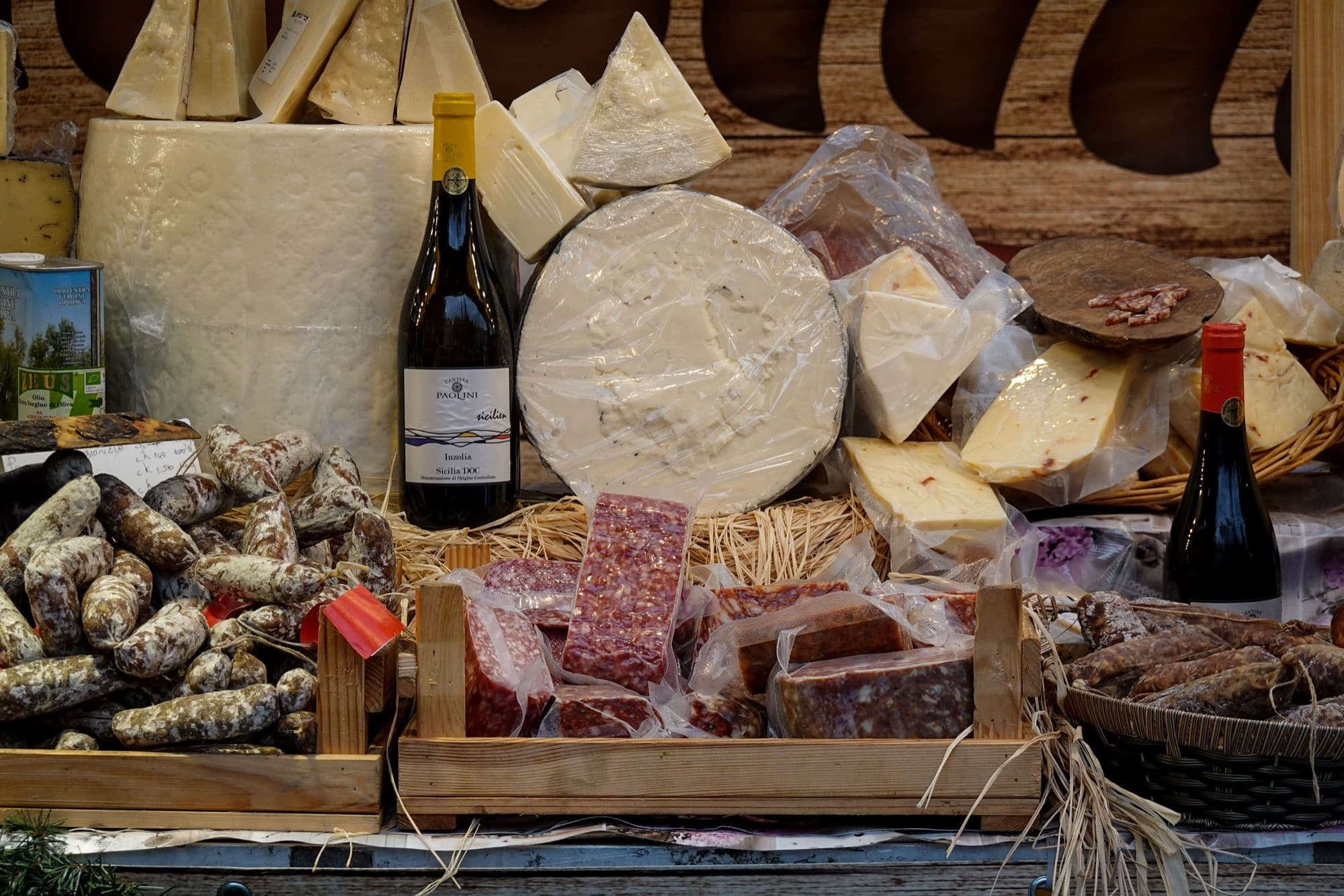 Mand met lokale producten in Le Marche