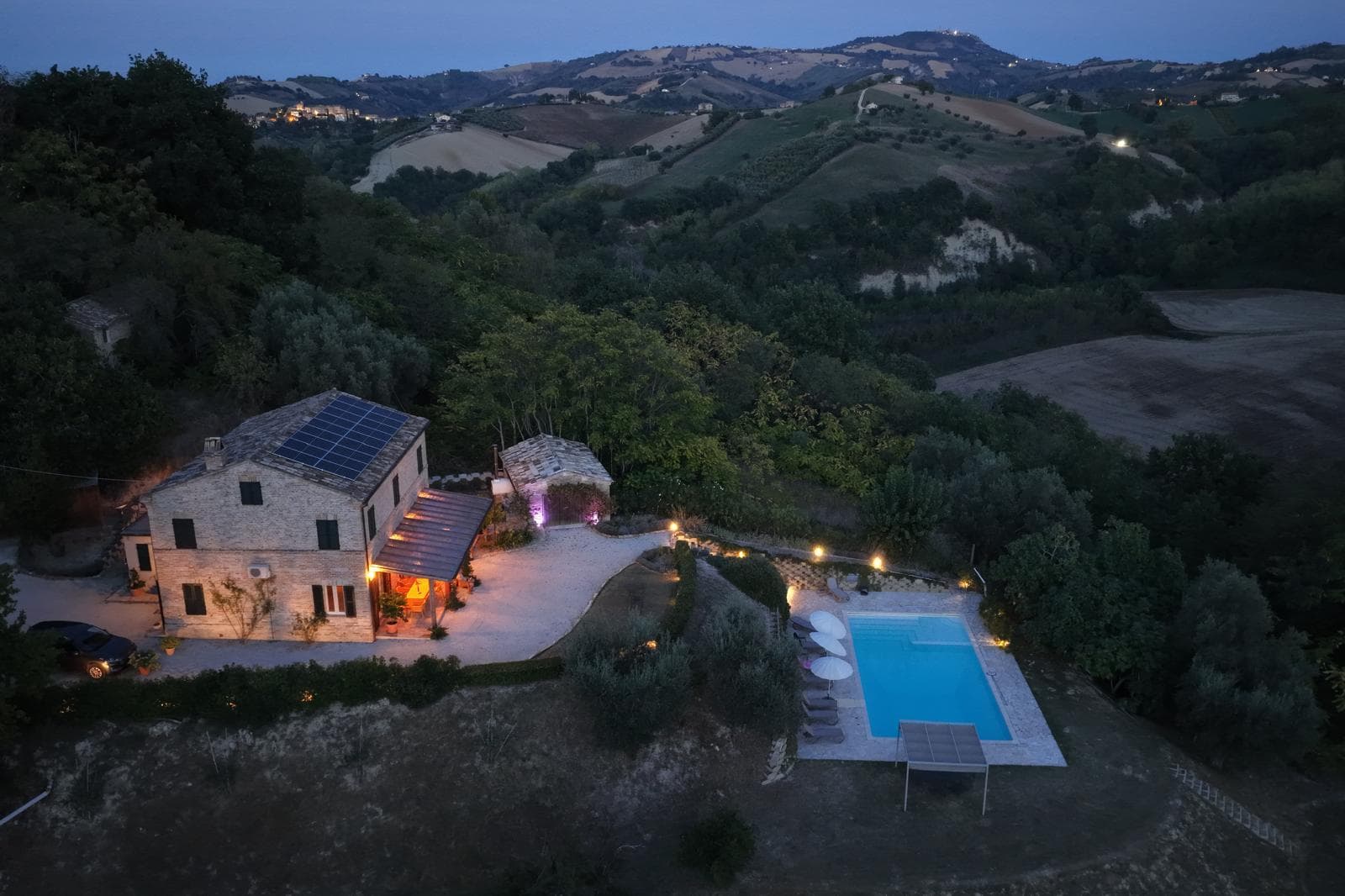 Luchtfoto van Casa Raffaela in de avond met verlichting