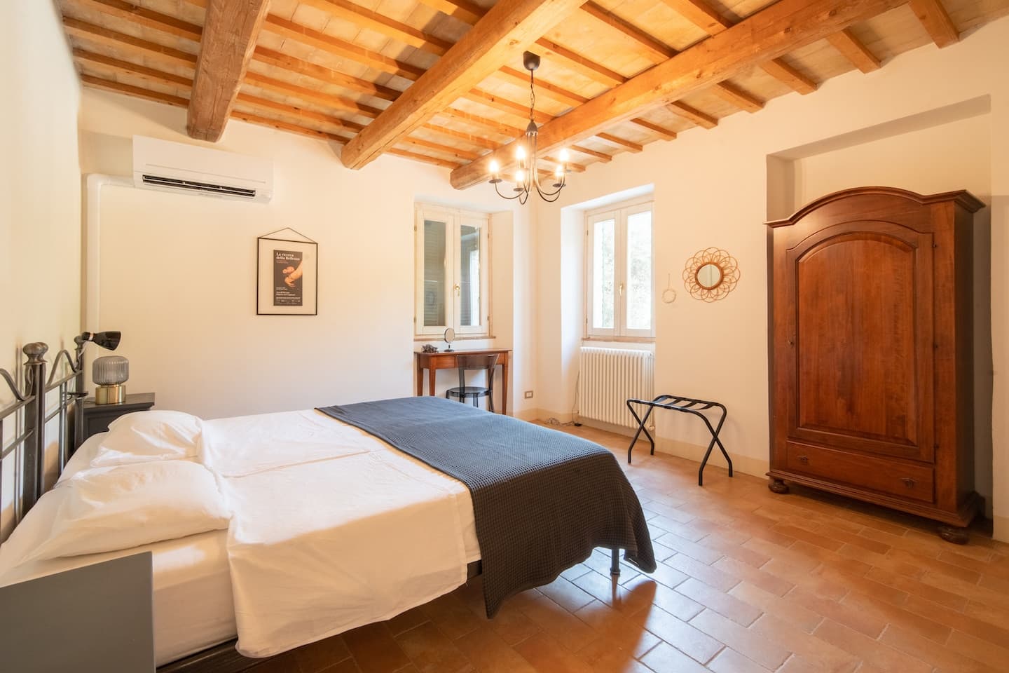 Slaapkamer met uitzicht bij Casa Raffaela
