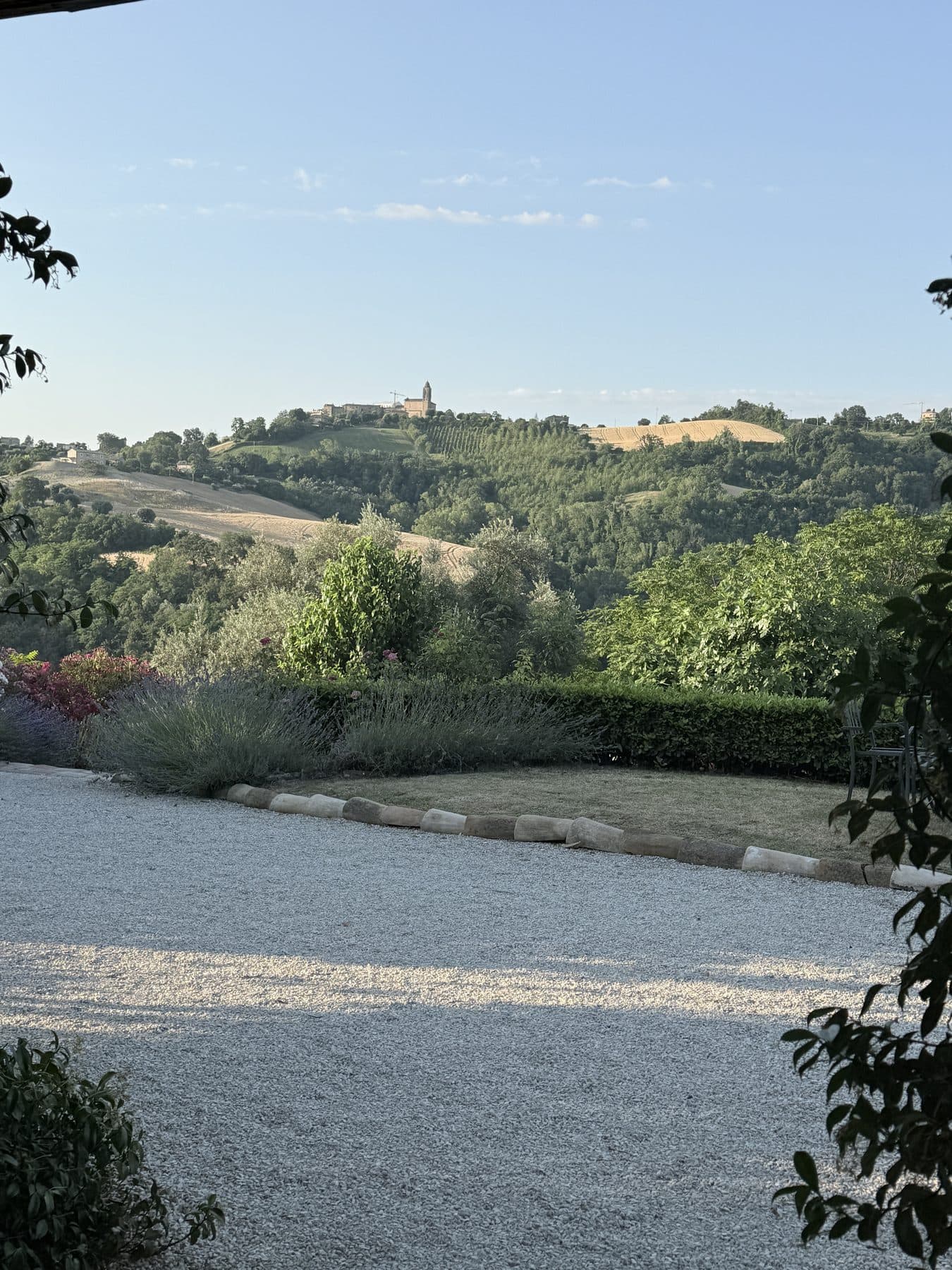 Uitzicht vanuit de tuin van Casa Raffaela op het dorp en de heuvels van Le Marche
